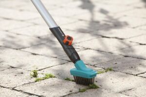 Gardena 3605-20 Köşe ve Ek Yeri Fırçası M Combi System+130 cm Sap